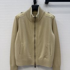 高端原单品质,❤️Bur*新品气质立领开衫拉链羊绒毛织夹克,气质叠搭神器。双织密针工艺羊绒纱线舒适质感无敌赞!极简气质随 高端原单品质,❤️Bur*新品气质立领开衫拉链羊绒毛织夹克,气质叠搭神器。双织密针工艺羊绒纱线舒适质感无敌赞!极简气质随