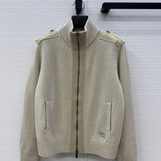 高端原单品质,❤️Bur*新品气质立领开衫拉链羊绒毛织夹克,气质叠搭神器。双织密针工艺羊绒纱线舒适质感无敌赞!极简气质随 高端原单品质,❤️Bur*新品气质立领开衫拉链羊绒毛织夹克,气质叠搭神器。双织密针工艺羊绒纱线舒适质感无敌赞!极简气质随