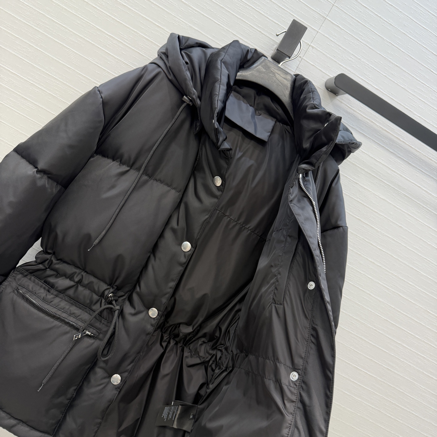 羽绒上新啦❤️Prada 秋冬再生尼龙系列连帽收腰羽绒服！自由调节收腰版型百搭不挑人又显瘦。休闲时髦又帅气！超级大爱自留