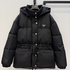羽绒上新啦❤️Prada 秋冬再生尼龙系列连帽收腰羽绒服!自由调节收腰版型百搭不挑人又显瘦。休闲时髦又帅气!超级大爱自留 羽绒上新啦❤️Prada 秋冬再生尼龙系列连帽收腰羽绒服!自由调节收腰版型百搭不挑人又显瘦。休闲时髦又帅气!超级大爱自留
