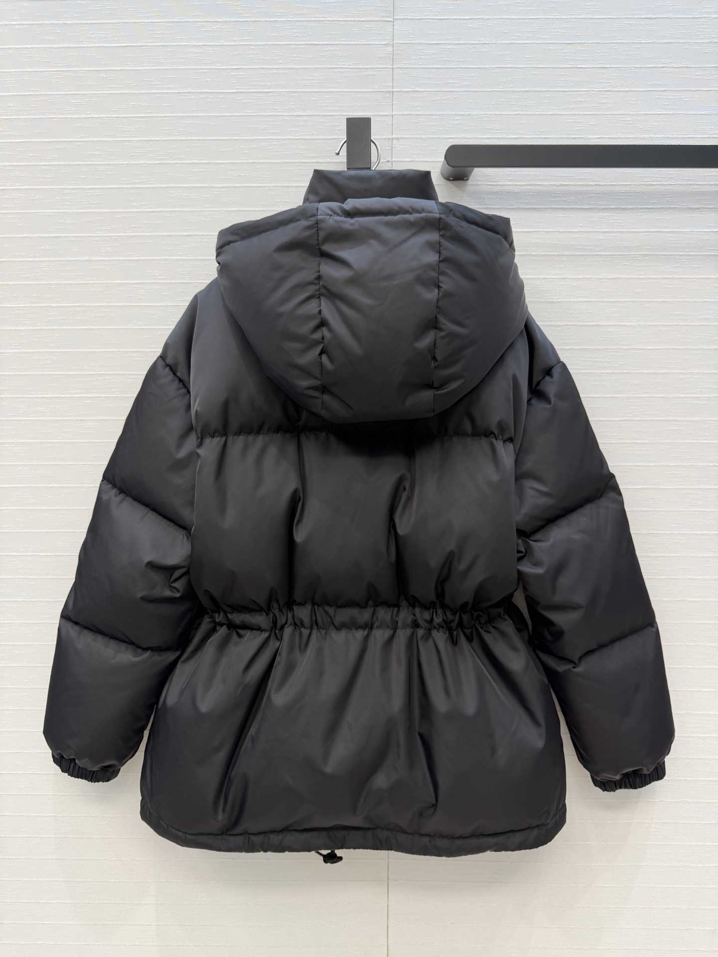 羽绒上新啦❤️Prada 秋冬再生尼龙系列连帽收腰羽绒服！自由调节收腰版型百搭不挑人又显瘦。休闲时髦又帅气！超级大爱自留