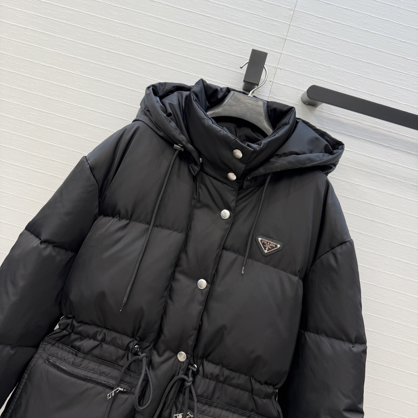 羽绒上新啦❤️Prada 秋冬再生尼龙系列连帽收腰羽绒服！自由调节收腰版型百搭不挑人又显瘦。休闲时髦又帅气！超级大爱自留