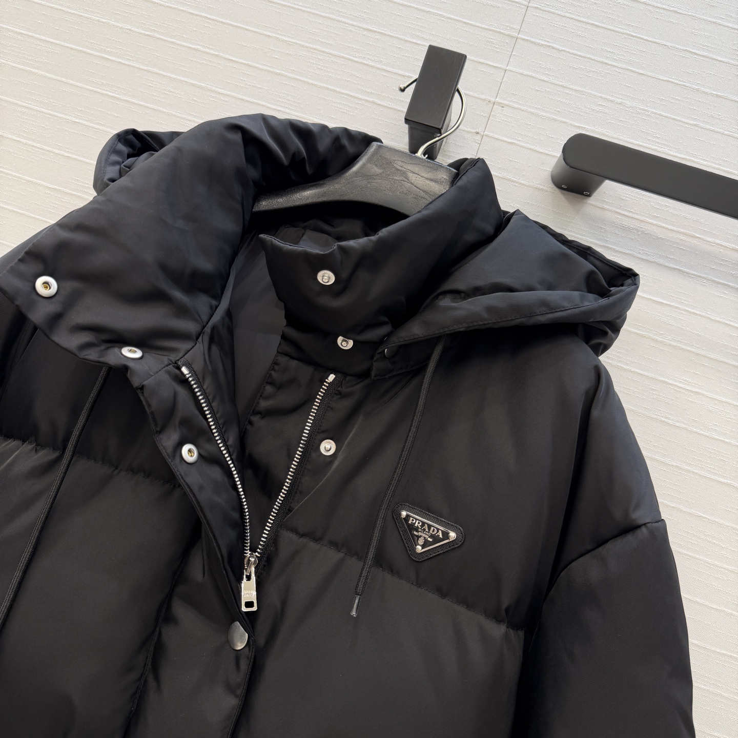 羽绒上新啦❤️Prada 秋冬再生尼龙系列连帽收腰羽绒服！自由调节收腰版型百搭不挑人又显瘦。休闲时髦又帅气！超级大爱自留