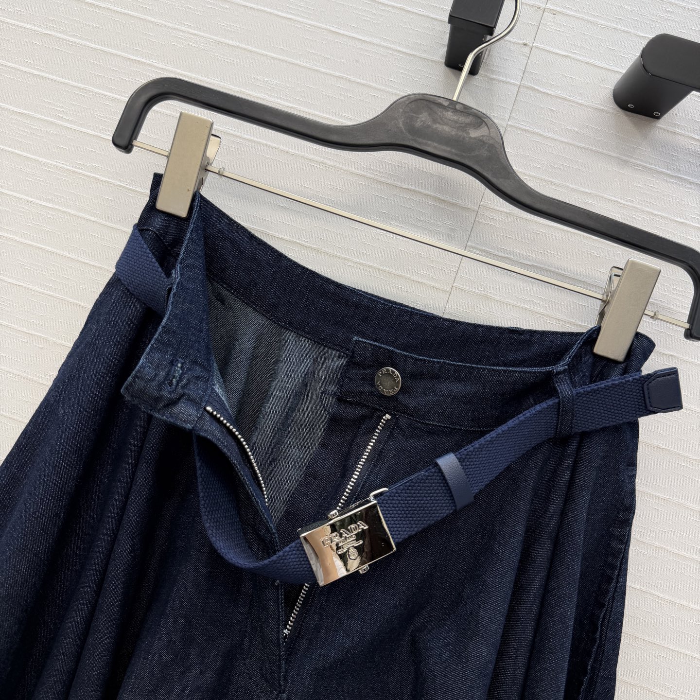 独家首发💕Pr*新品！经典徽标牛仔长半裙！复古丹宁洗水牛仔。超级大伞裙摆剪裁走路带风，机能风织带插扣全新设计，版型百搭不