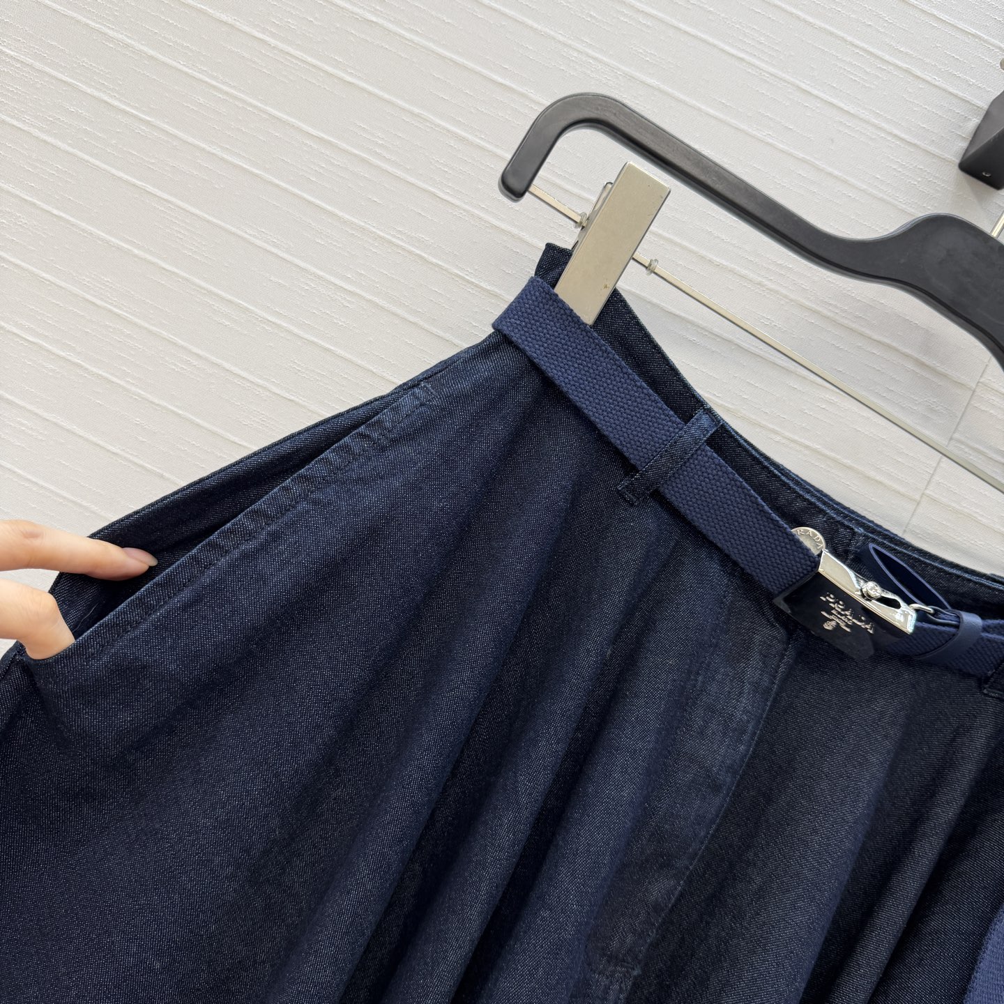 独家首发💕Pr*新品！经典徽标牛仔长半裙！复古丹宁洗水牛仔。超级大伞裙摆剪裁走路带风，机能风织带插扣全新设计，版型百搭不