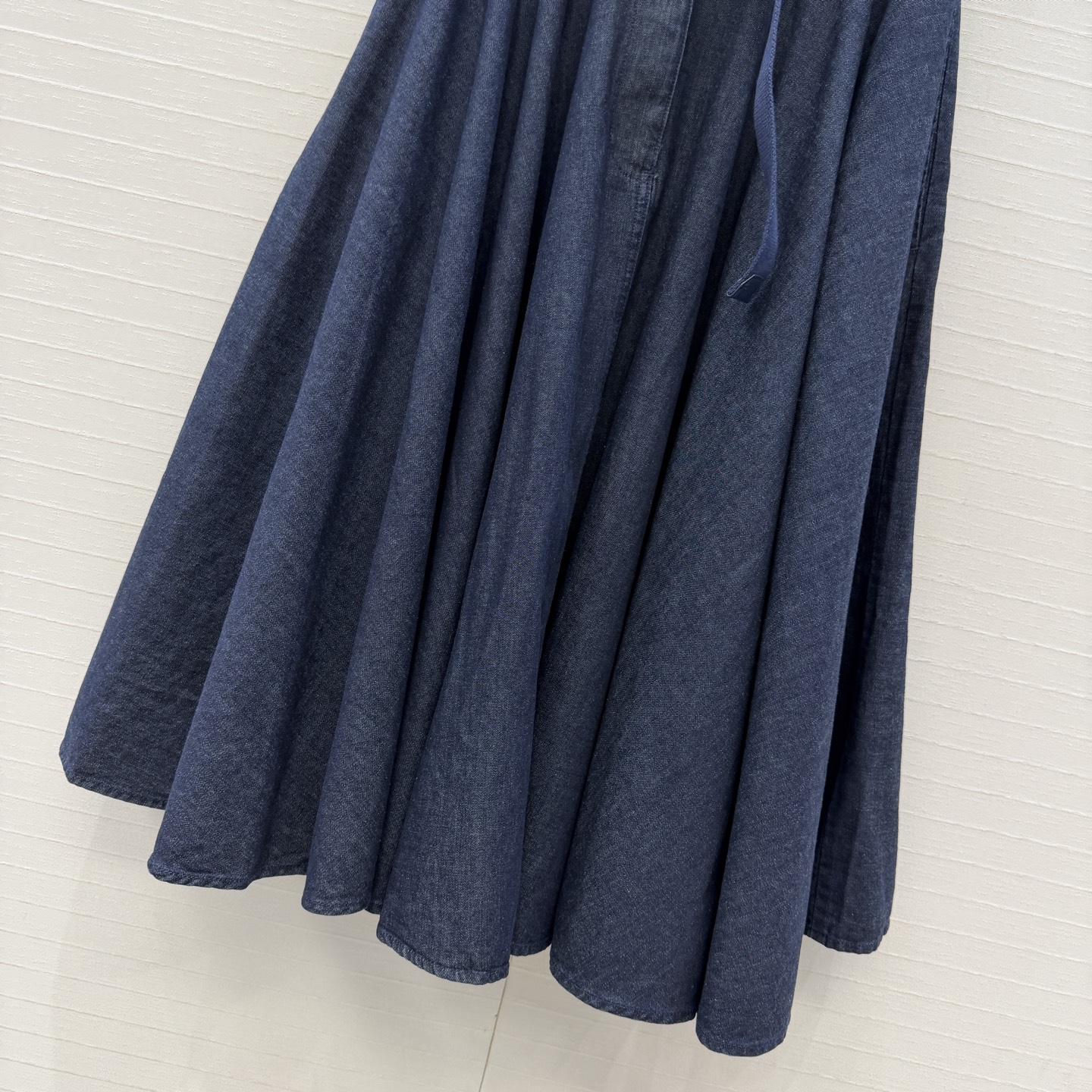独家首发💕Pr*新品！经典徽标牛仔长半裙！复古丹宁洗水牛仔。超级大伞裙摆剪裁走路带风，机能风织带插扣全新设计，版型百搭不