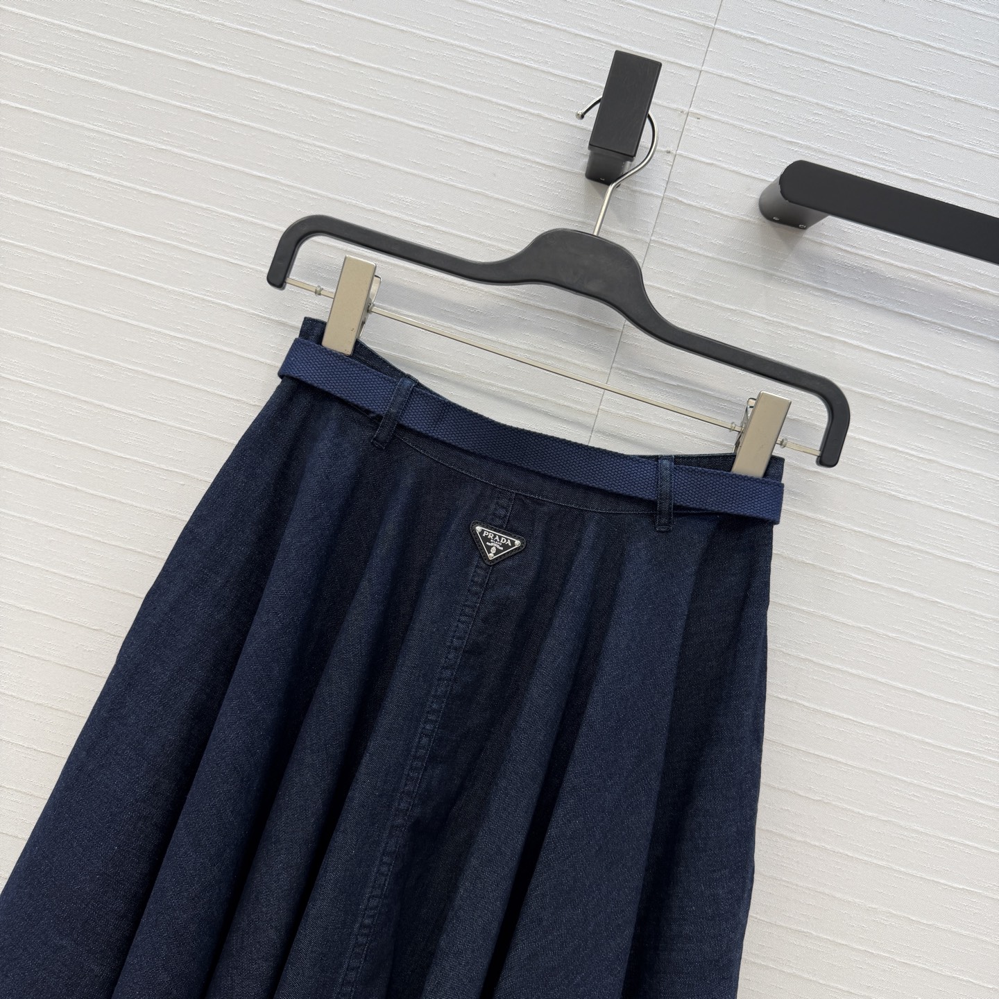 独家首发💕Pr*新品！经典徽标牛仔长半裙！复古丹宁洗水牛仔。超级大伞裙摆剪裁走路带风，机能风织带插扣全新设计，版型百搭不