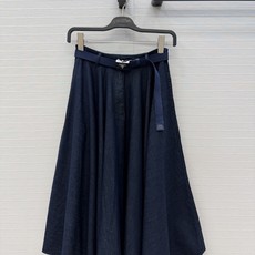 独家首发💕Pr*新品!经典徽标牛仔长半裙!复古丹宁洗水牛仔。超级大伞裙摆剪裁走路带风,机能风织带插扣全新设计,版型百搭不 独家首发💕Pr*新品!经典徽标牛仔长半裙!复古丹宁洗水牛仔。超级大伞裙摆剪裁走路带风,机能风织带插扣全新设计,版型百搭不