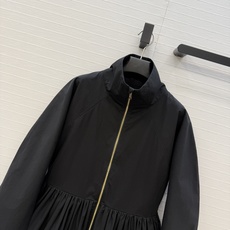 独家首发❤️高端品质❤️ Alai*新品收腰风衣外套,高立领+全幅金拉链利落纵向延伸上身精准收束腰线,下摆自然抽褶绽放荷 独家首发❤️高端品质❤️ Alai*新品收腰风衣外套,高立领+全幅金拉链利落纵向延伸上身精准收束腰线,下摆自然抽褶绽放荷