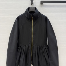 独家首发❤️高端品质❤️ Alai*新品收腰风衣外套,高立领+全幅金拉链利落纵向延伸上身精准收束腰线,下摆自然抽褶绽放荷 独家首发❤️高端品质❤️ Alai*新品收腰风衣外套,高立领+全幅金拉链利落纵向延伸上身精准收束腰线,下摆自然抽褶绽放荷