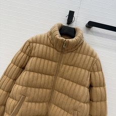 爆单推荐❤️Mo*早秋新品坑条羊毛针织羽绒服外套,代购爆款!标志性徽标刺绣图案,经典立领拉链H版型百搭不挑人。复古美式休 爆单推荐❤️Mo*早秋新品坑条羊毛针织羽绒服外套,代购爆款!标志性徽标刺绣图案,经典立领拉链H版型百搭不挑人。复古美式休