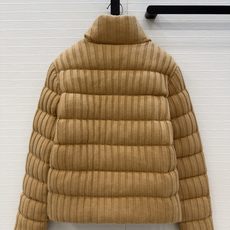 爆单推荐❤️Mo*早秋新品坑条羊毛针织羽绒服外套,代购爆款!标志性徽标刺绣图案,经典立领拉链H版型百搭不挑人。复古美式休 爆单推荐❤️Mo*早秋新品坑条羊毛针织羽绒服外套,代购爆款!标志性徽标刺绣图案,经典立领拉链H版型百搭不挑人。复古美式休