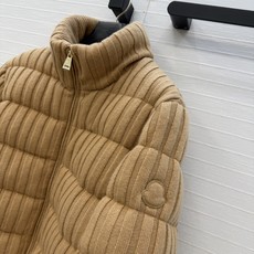 爆单推荐❤️Mo*早秋新品坑条羊毛针织羽绒服外套,代购爆款!标志性徽标刺绣图案,经典立领拉链H版型百搭不挑人。复古美式休 爆单推荐❤️Mo*早秋新品坑条羊毛针织羽绒服外套,代购爆款!标志性徽标刺绣图案,经典立领拉链H版型百搭不挑人。复古美式休