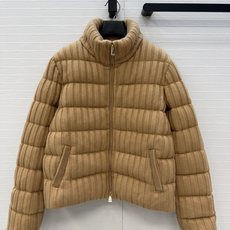 爆单推荐❤️Mo*早秋新品坑条羊毛针织羽绒服外套,代购爆款!标志性徽标刺绣图案,经典立领拉链H版型百搭不挑人。复古美式休 爆单推荐❤️Mo*早秋新品坑条羊毛针织羽绒服外套,代购爆款!标志性徽标刺绣图案,经典立领拉链H版型百搭不挑人。复古美式休