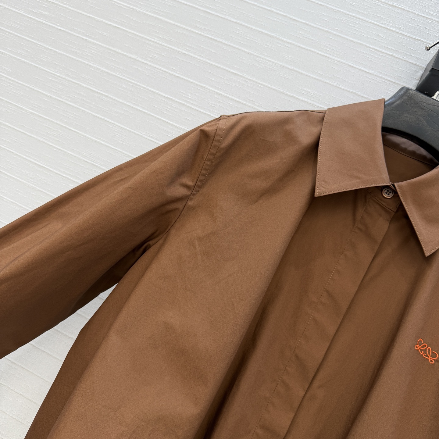 爆单推荐♥️原单品质!Lw新品花苞设计气球衬衫,下摆自带抽绳设计,轻松打造随性慵懒的气球廓形,小刺绣细节低调精致。休闲甜 爆单推荐♥️原单品质!Lw新品花苞设计气球衬衫,下摆自带抽绳设计,轻松打造随性慵懒的气球廓形,小刺绣细节低调精致。休闲甜