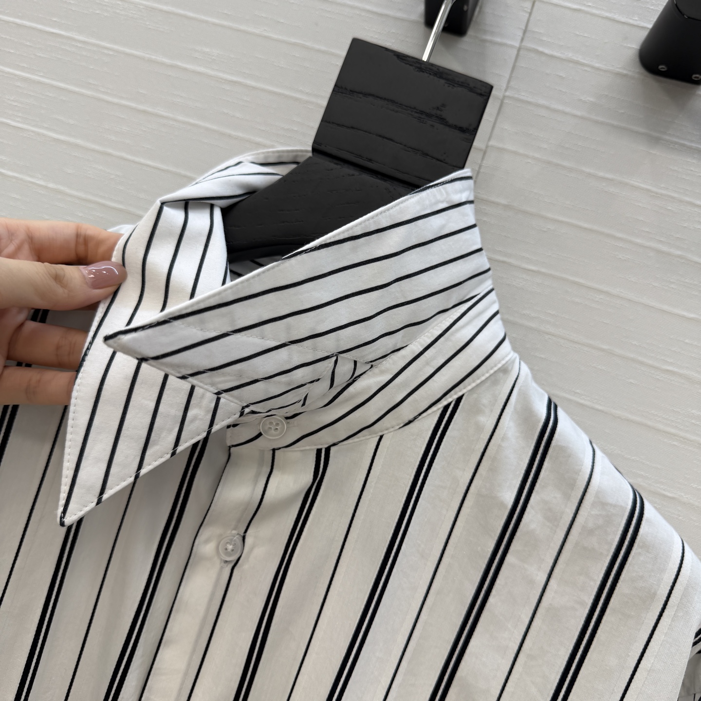 原单品质，ysl*男友风竖条纹衬衫！不对称条纹拼接进口色织条纹纯棉面料质感轻盈细腻。经典尖领宽松版型演绎慵懒随性的高级单