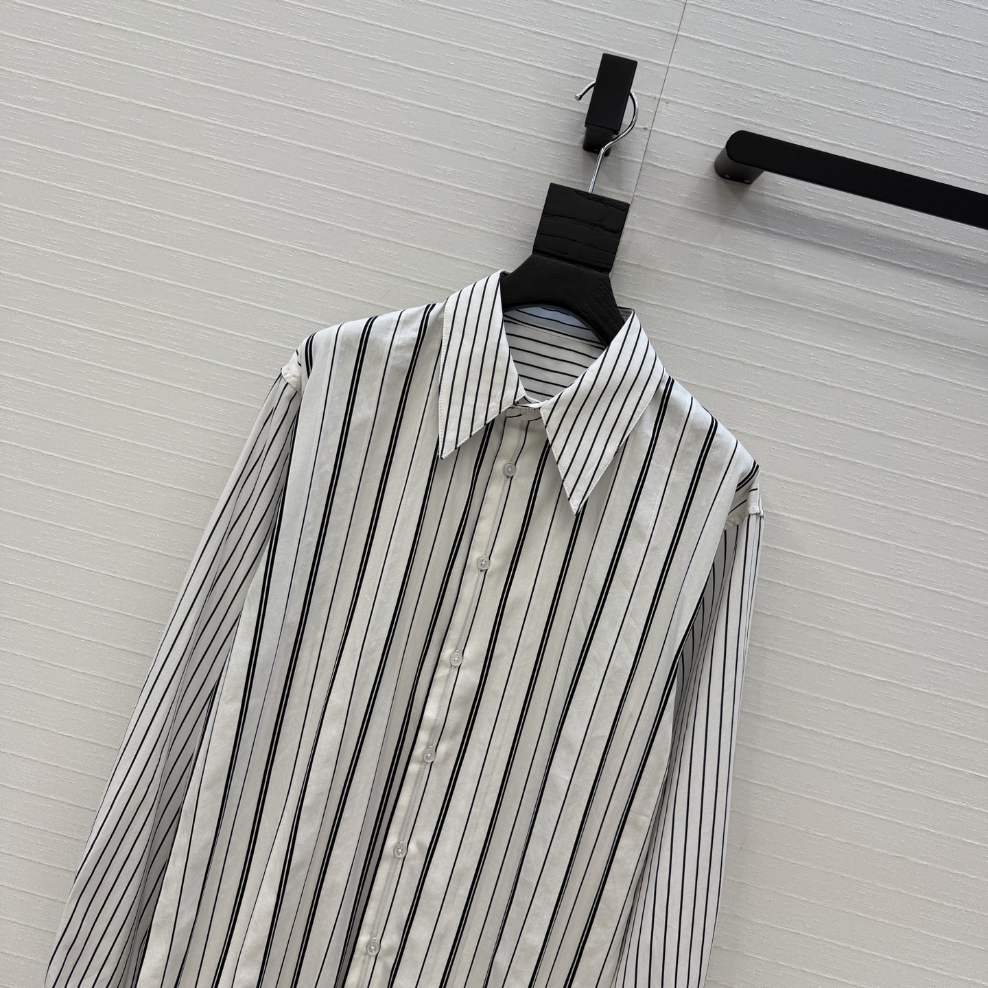 原单品质，ysl*男友风竖条纹衬衫！不对称条纹拼接进口色织条纹纯棉面料质感轻盈细腻。经典尖领宽松版型演绎慵懒随性的高级单
