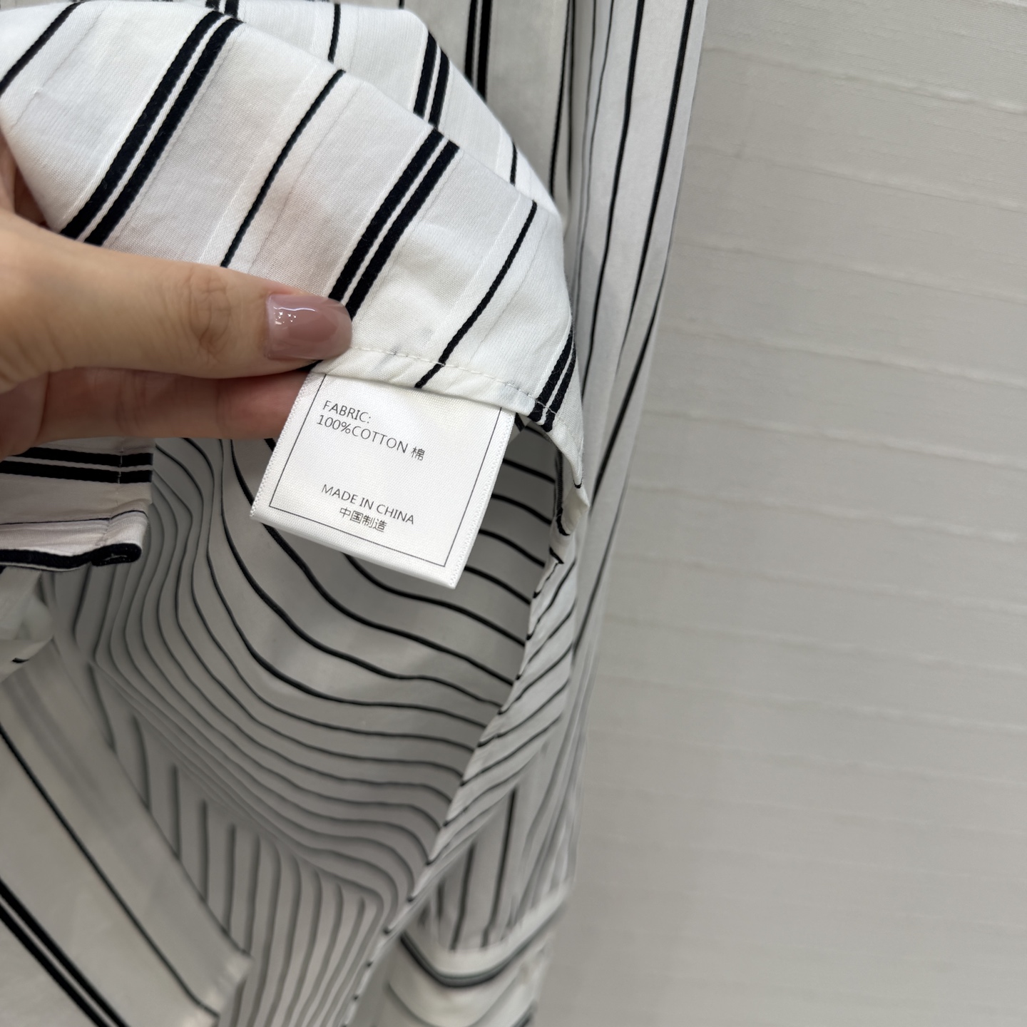 原单品质，ysl*男友风竖条纹衬衫！不对称条纹拼接进口色织条纹纯棉面料质感轻盈细腻。经典尖领宽松版型演绎慵懒随性的高级单