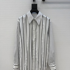 原单品质,ysl*男友风竖条纹衬衫!不对称条纹拼接进口色织条纹纯棉面料质感轻盈细腻。经典尖领宽松版型演绎慵懒随性的高级单 原单品质,ysl*男友风竖条纹衬衫!不对称条纹拼接进口色织条纹纯棉面料质感轻盈细腻。经典尖领宽松版型演绎慵懒随性的高级单