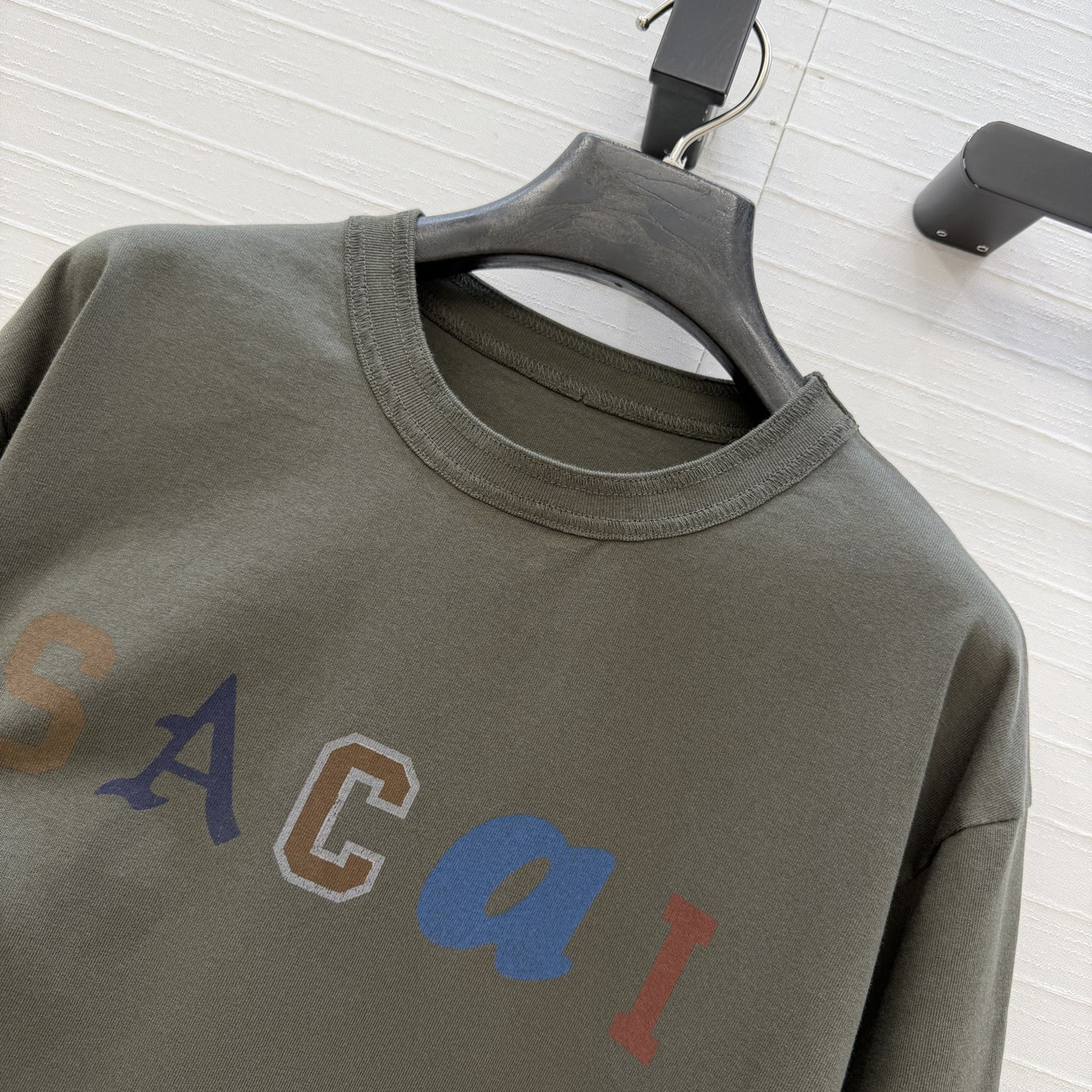 爆单推荐✅原单品质❤️saca*新品做旧洗水长袖T恤。领口定制工艺做法，彩色字母标签logo印花低调奢华，休闲减龄又时髦
