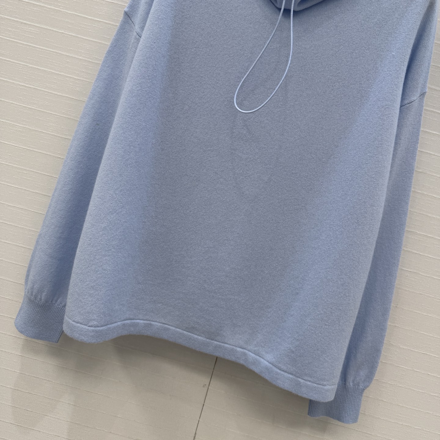 高端品质❤️H高智感休闲穿搭，堆堆领羊绒针织套头衫。经典猪鼻扣抽绳设计宽松版型极简穿搭设计感时髦又高级！进口羊绒纱线瑞士