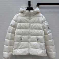 原单品质❤️Mo秋冬必入Glesse连帽短款羽绒服夹克,配有衣袖口袋,精裁腰身增添柔美气质,版型休闲减龄帅气随性搭配超时 原单品质❤️Mo秋冬必入Glesse连帽短款羽绒服夹克,配有衣袖口袋,精裁腰身增添柔美气质,版型休闲减龄帅气随性搭配超时