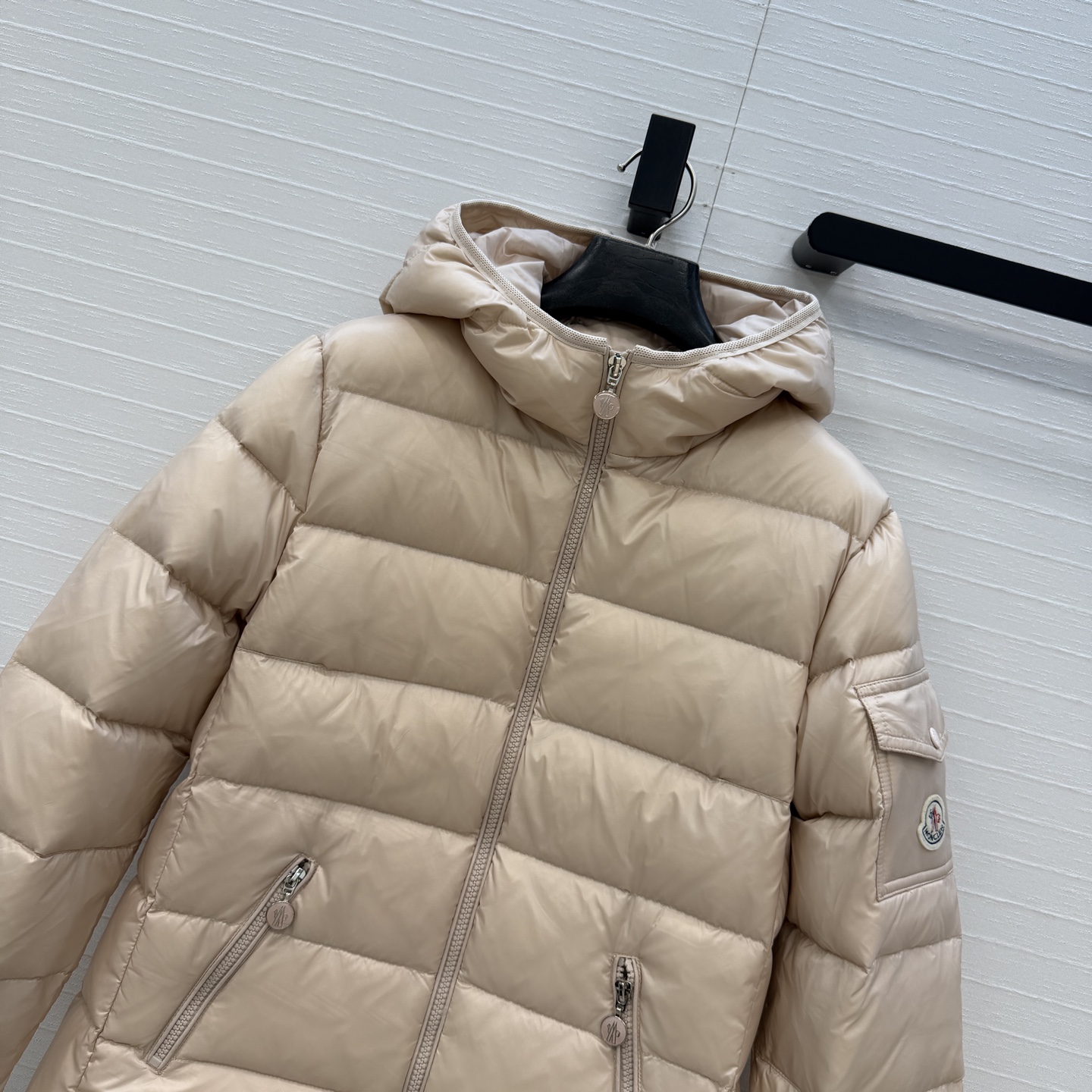 原单品质❤️Mo秋冬必入Glesse连帽短款羽绒服夹克，配有衣袖口袋，精裁腰身增添柔美气质，版型休闲减龄帅气随性搭配超时