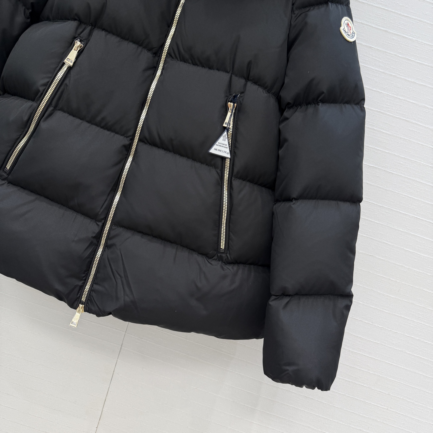 原单品质！Mo经典必入爆款Laichefur连帽羽绒服！定制狐狸🦊毛毛大毛领可拆卸！五金配件所有细节处理全面到位 ！减龄