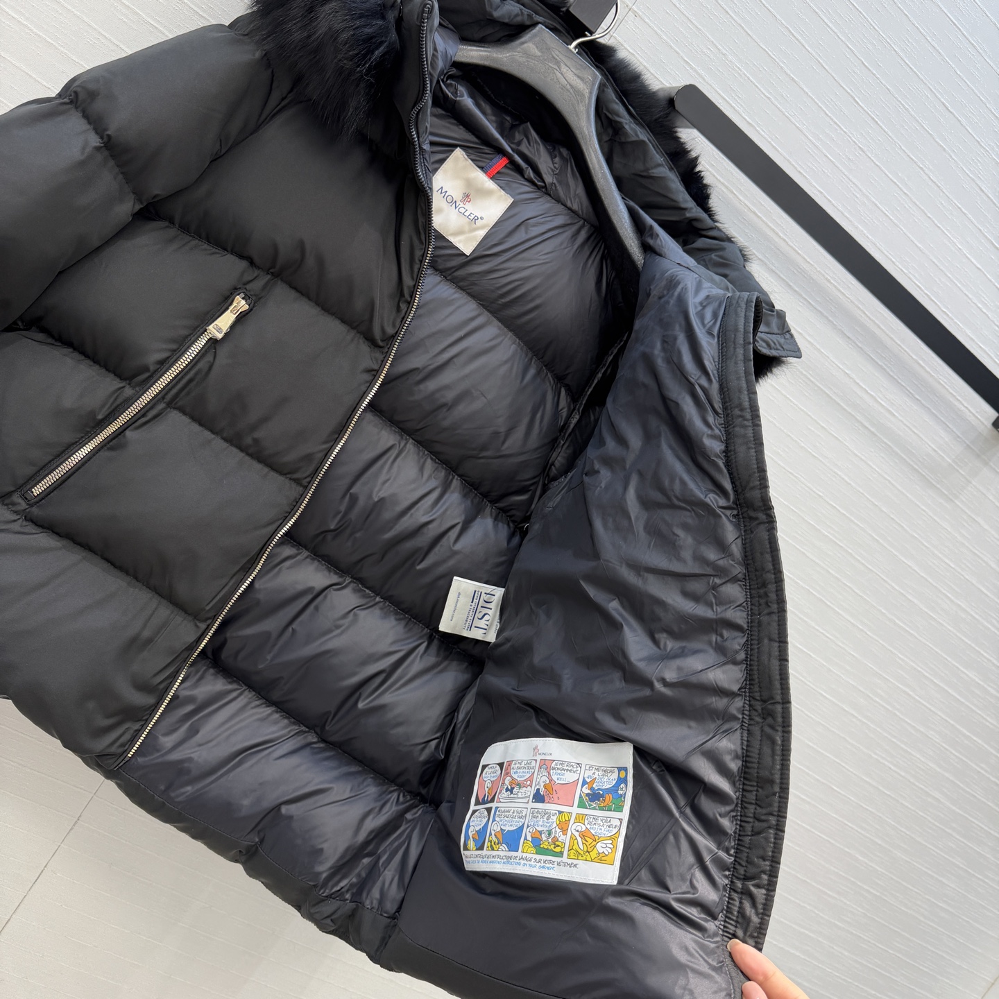 原单品质！Mo经典必入爆款Laichefur连帽羽绒服！定制狐狸🦊毛毛大毛领可拆卸！五金配件所有细节处理全面到位 ！减龄