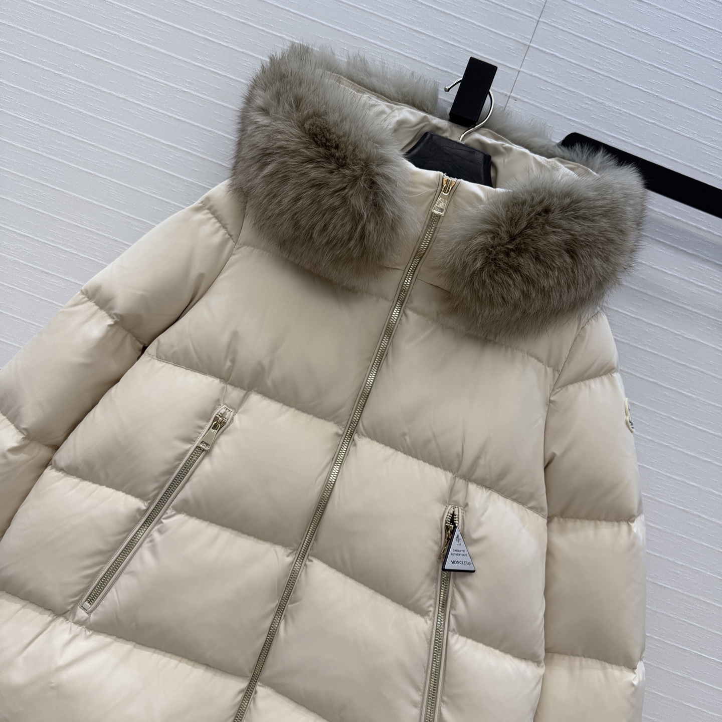 原单品质!Mo经典必入爆款Laichefur连帽羽绒服!定制狐狸🦊毛毛大毛领可拆卸!五金配件所有细节处理全面到位 !减龄 原单品质!Mo经典必入爆款Laichefur连帽羽绒服!定制狐狸🦊毛毛大毛领可拆卸!五金配件所有细节处理全面到位 !减龄