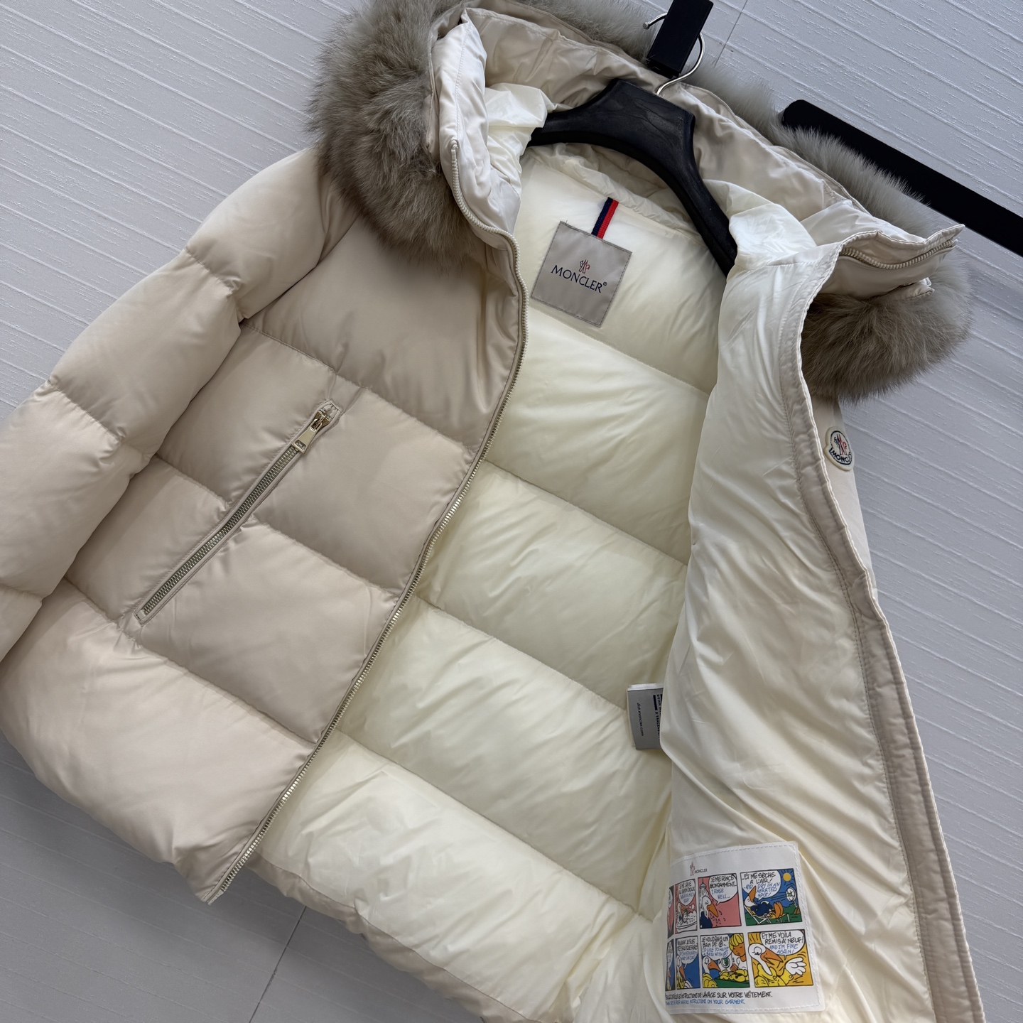 原单品质!Mo经典必入爆款Laichefur连帽羽绒服!定制狐狸🦊毛毛大毛领可拆卸!五金配件所有细节处理全面到位 !减龄 原单品质!Mo经典必入爆款Laichefur连帽羽绒服!定制狐狸🦊毛毛大毛领可拆卸!五金配件所有细节处理全面到位 !减龄
