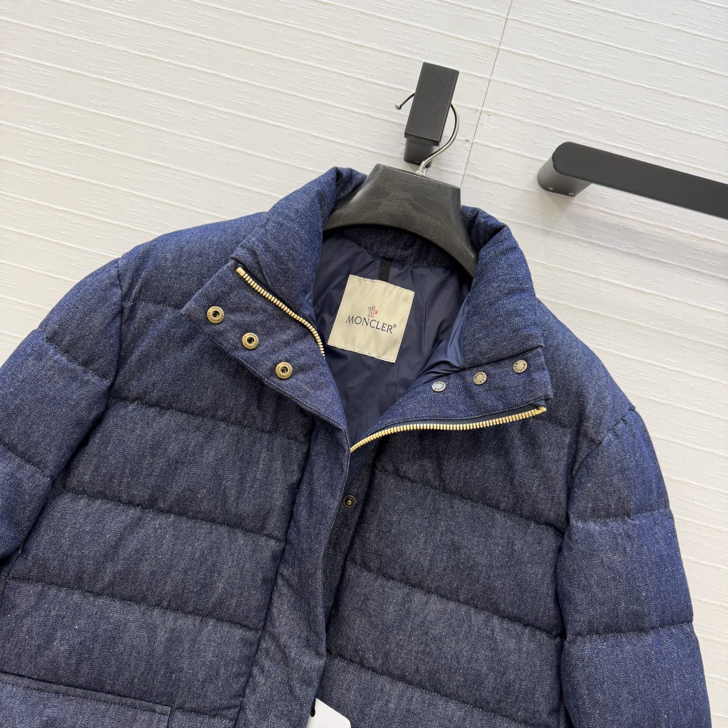 独家首发❤️原单品质Mon*新款 Bessettez立领牛仔羽绒服外套。定制复古五金扣点缀,内有隐藏收腰可修身设计短款H 独家首发❤️原单品质Mon*新款 Bessettez立领牛仔羽绒服外套。定制复古五金扣点缀,内有隐藏收腰可修身设计短款H