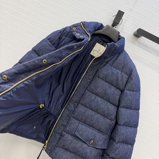 独家首发❤️原单品质Mon*新款 Bessettez立领牛仔羽绒服外套。定制复古五金扣点缀,内有隐藏收腰可修身设计短款H 独家首发❤️原单品质Mon*新款 Bessettez立领牛仔羽绒服外套。定制复古五金扣点缀,内有隐藏收腰可修身设计短款H