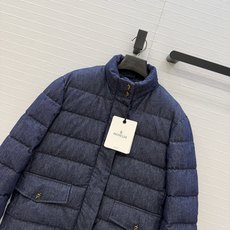 独家首发❤️原单品质Mon*新款 Bessettez立领牛仔羽绒服外套。定制复古五金扣点缀,内有隐藏收腰可修身设计短款H 独家首发❤️原单品质Mon*新款 Bessettez立领牛仔羽绒服外套。定制复古五金扣点缀,内有隐藏收腰可修身设计短款H