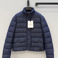 独家首发❤️原单品质Mon*新款 Bessettez立领牛仔羽绒服外套。定制复古五金扣点缀,内有隐藏收腰可修身设计短款H 独家首发❤️原单品质Mon*新款 Bessettez立领牛仔羽绒服外套。定制复古五金扣点缀,内有隐藏收腰可修身设计短款H