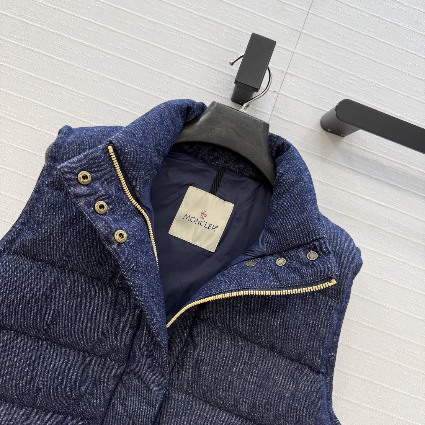 独家首发❤️原单品质Mon*新款 Bessettez立领牛仔羽绒马甲。定制复古五金扣点缀，内有隐藏收腰可修身设计短款H版