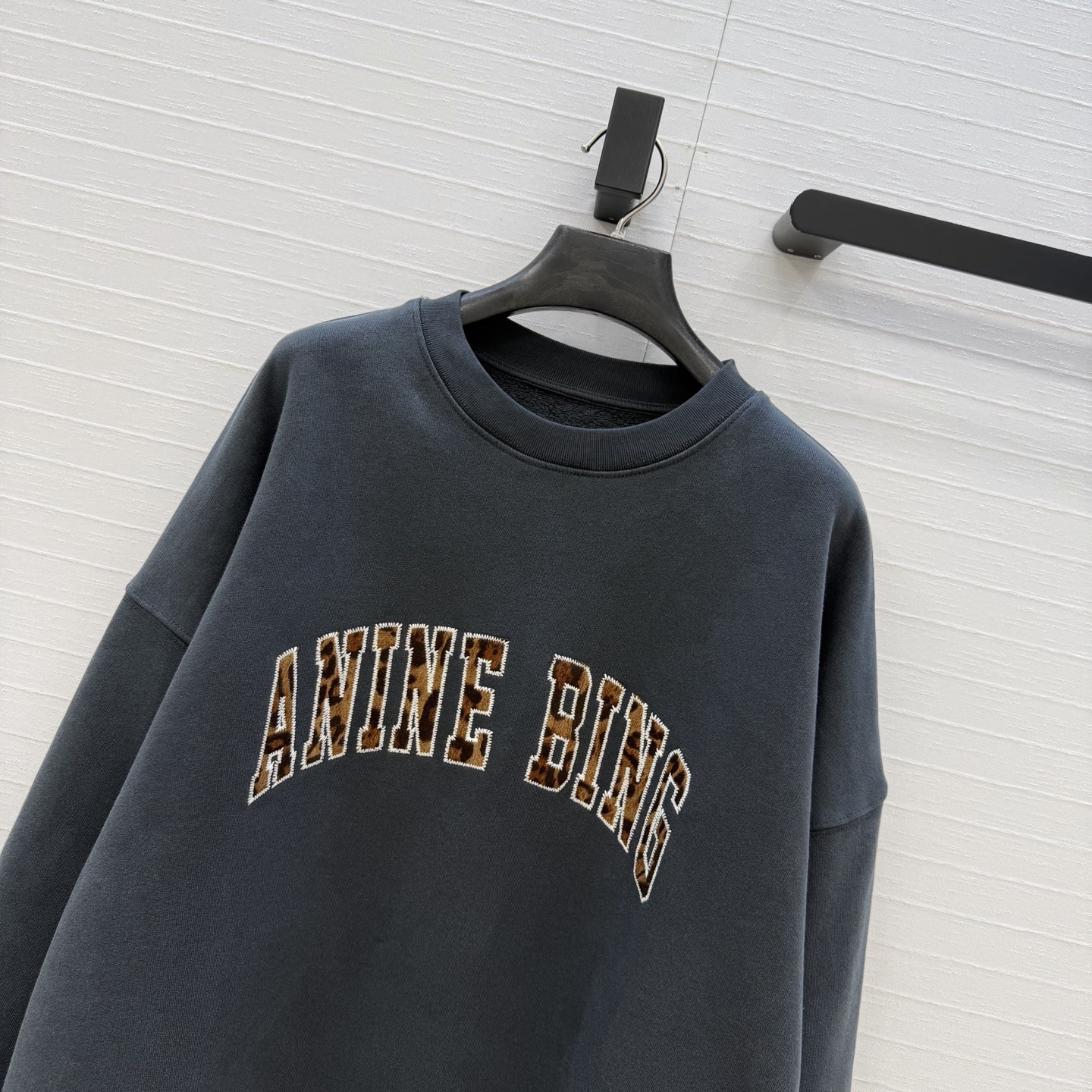 高端品质❤️ANINE BING 陈都灵同款水洗灰抓绒圆领卫衣，美式复古街头风，豹纹元素logo印花刺绣工艺低调时髦，休