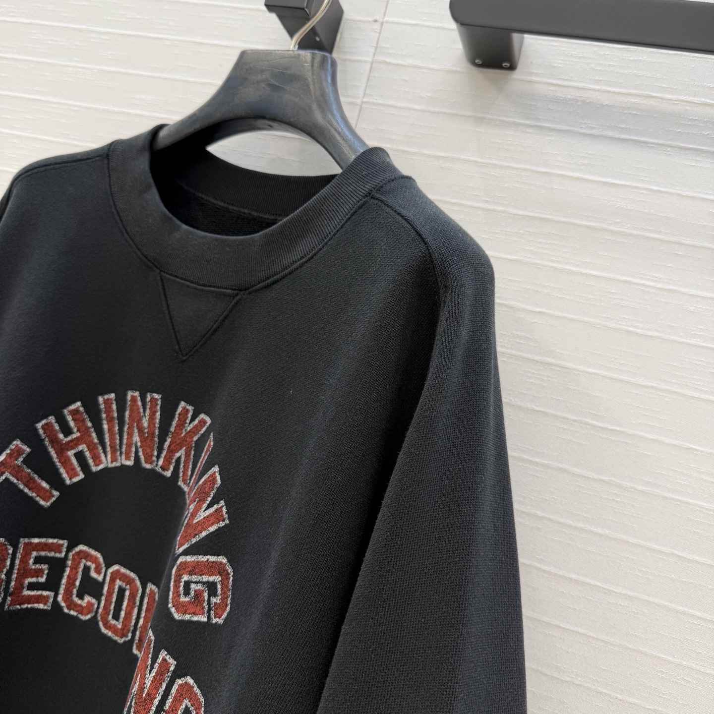 高端品质❤️Saca*新品水洗黑圆领卫衣，美式复古街头风，做旧撞色徽标logo印花图案低调时髦，定制螺纹拼接，工艺剪裁慵