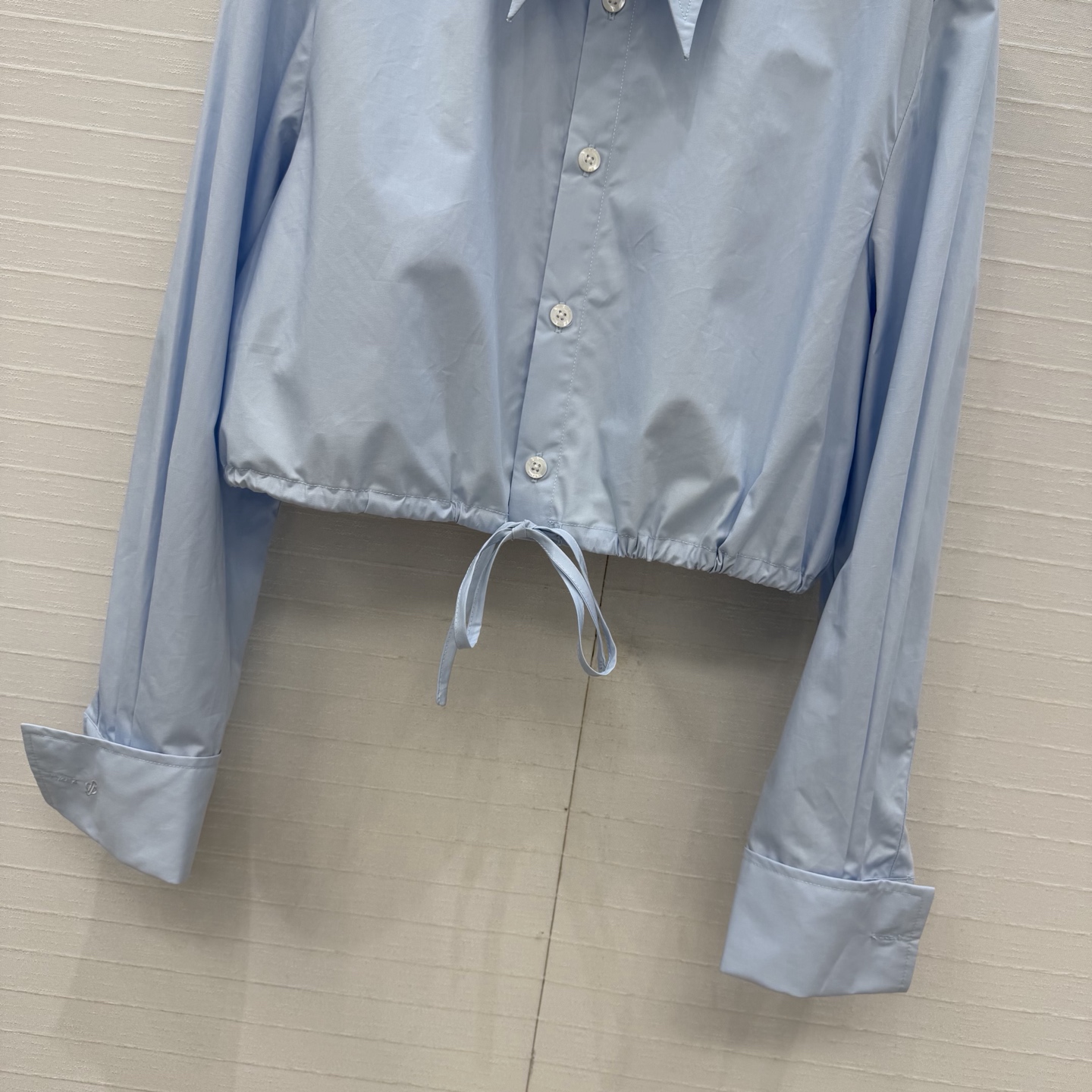 强烈推荐❤️pra*新品抽绳束腰小短款衬衫！白富美必入叠搭神器！气质弧形尖领设计小短款不挑人！又A又辣的时髦精穿搭！低调
