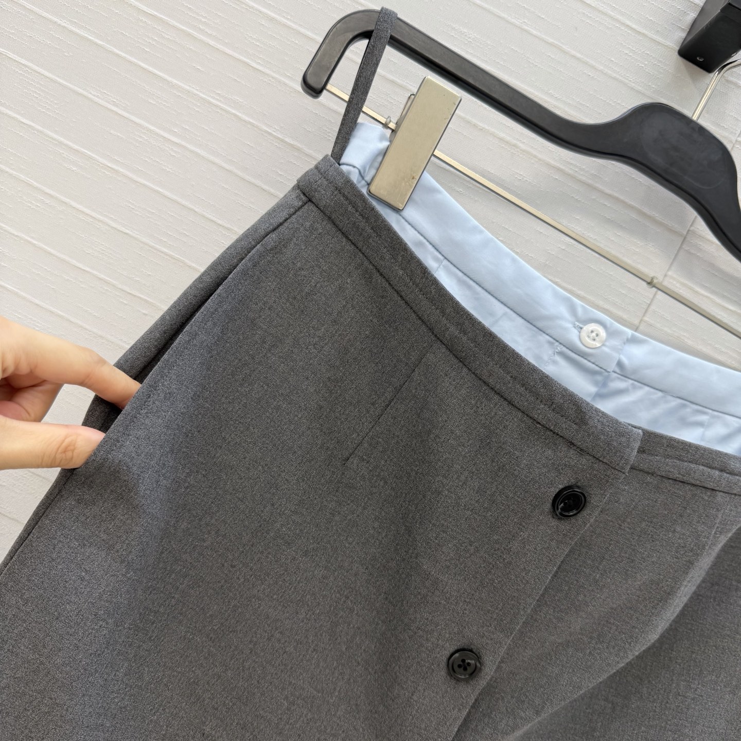 强烈推荐❤️Pra*新品格雷格雷系二合一半身裙，职场时髦精穿搭📸知识分子风，蓝灰叠穿的层次感，单排扣H版型设计简约利落，