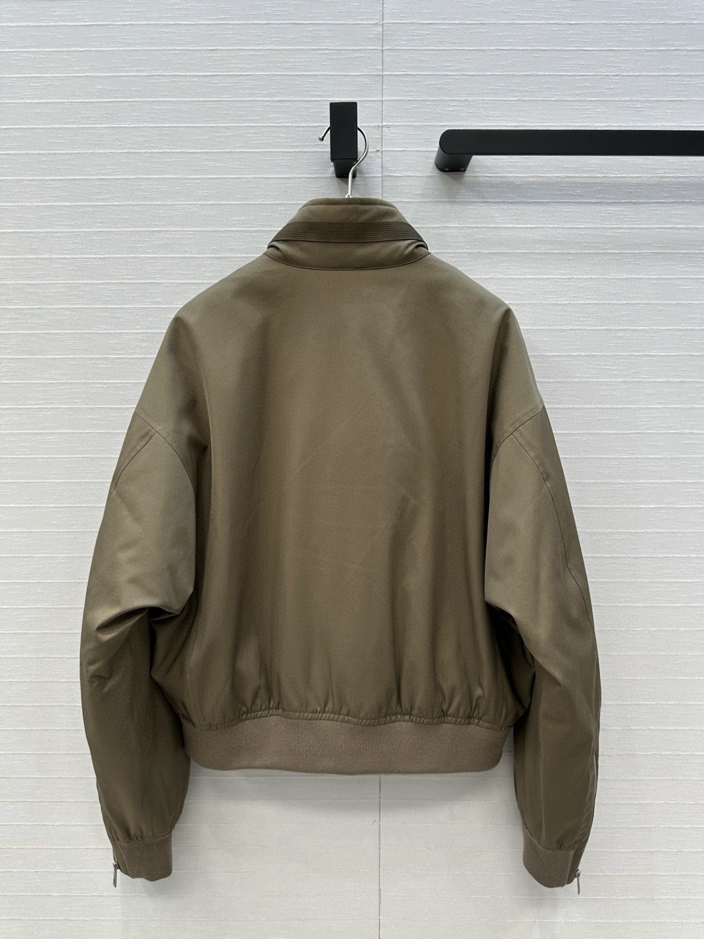 品质控必入❤️高端品质!H 家短款三醋酸夹克羽绒服!采用国标进口95白鹅绒填充更轻盈更保暖软软绵绵的蓬松不厚重的手感!石 品质控必入❤️高端品质!H 家短款三醋酸夹克羽绒服!采用国标进口95白鹅绒填充更轻盈更保暖软软绵绵的蓬松不厚重的手感!石