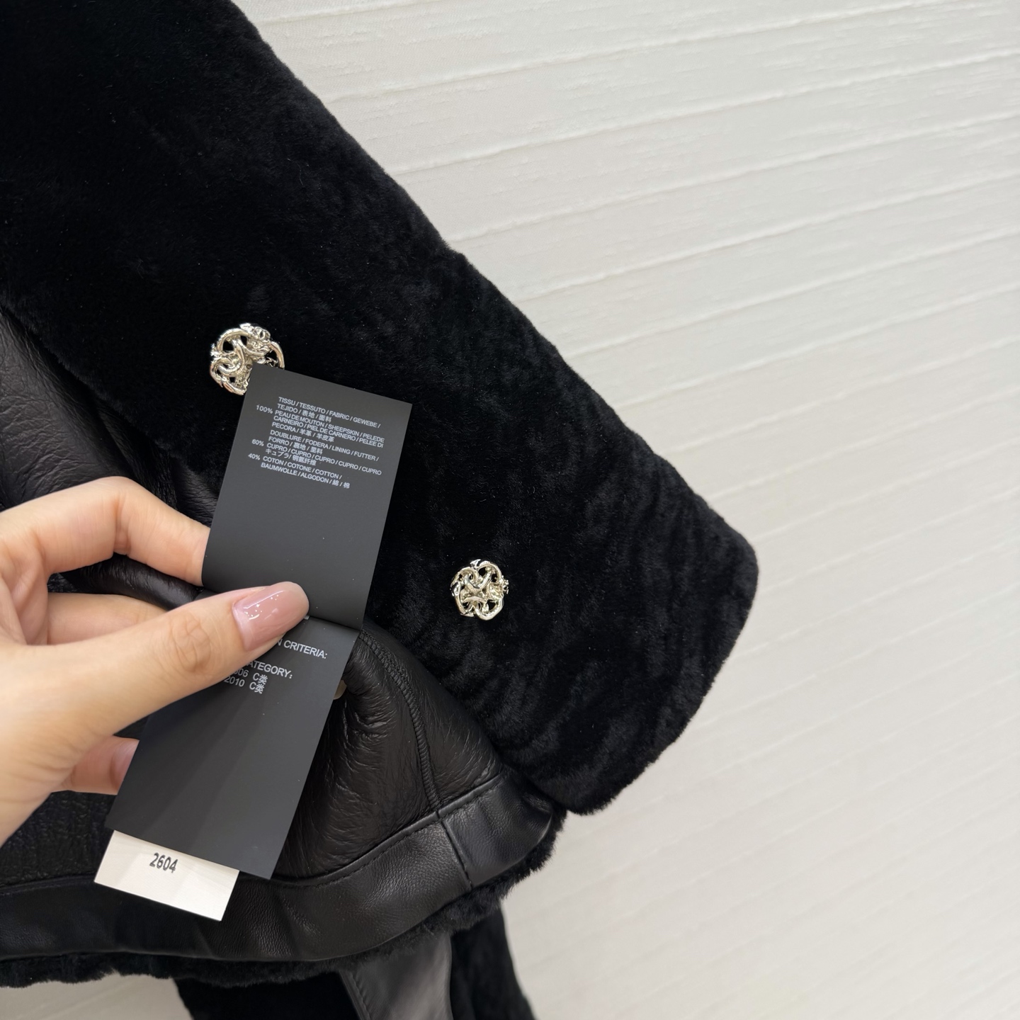 爆款推荐❤️coco*26b必入款-Jennie同款腰封翻领皮毛一体短款外套,高级红底拼接logo设计奢华内敛,系带收腰 爆款推荐❤️coco*26b必入款-Jennie同款腰封翻领皮毛一体短款外套,高级红底拼接logo设计奢华内敛,系带收腰