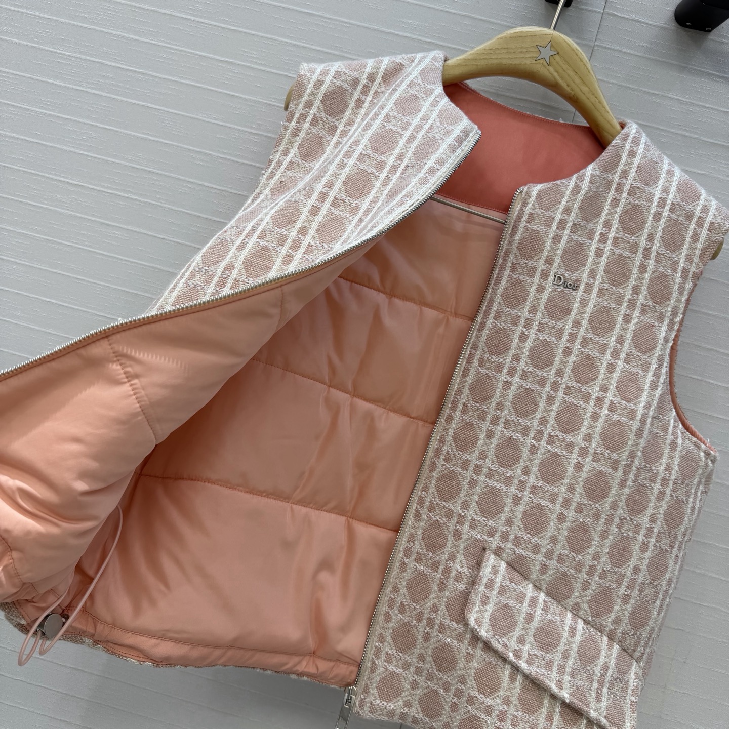 爆单推荐❤️原单品质！Miss D 新品Alps 限定滑雪系列戴妃藤格纹圆领棉服夹克外套，白富美必入单品，定制珠片混纱编