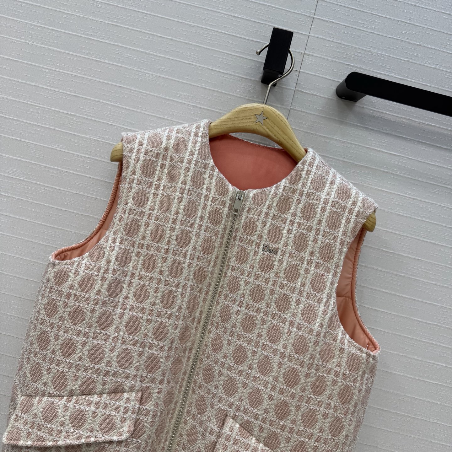 爆单推荐❤️原单品质！Miss D 新品Alps 限定滑雪系列戴妃藤格纹圆领棉服夹克外套，白富美必入单品，定制珠片混纱编
