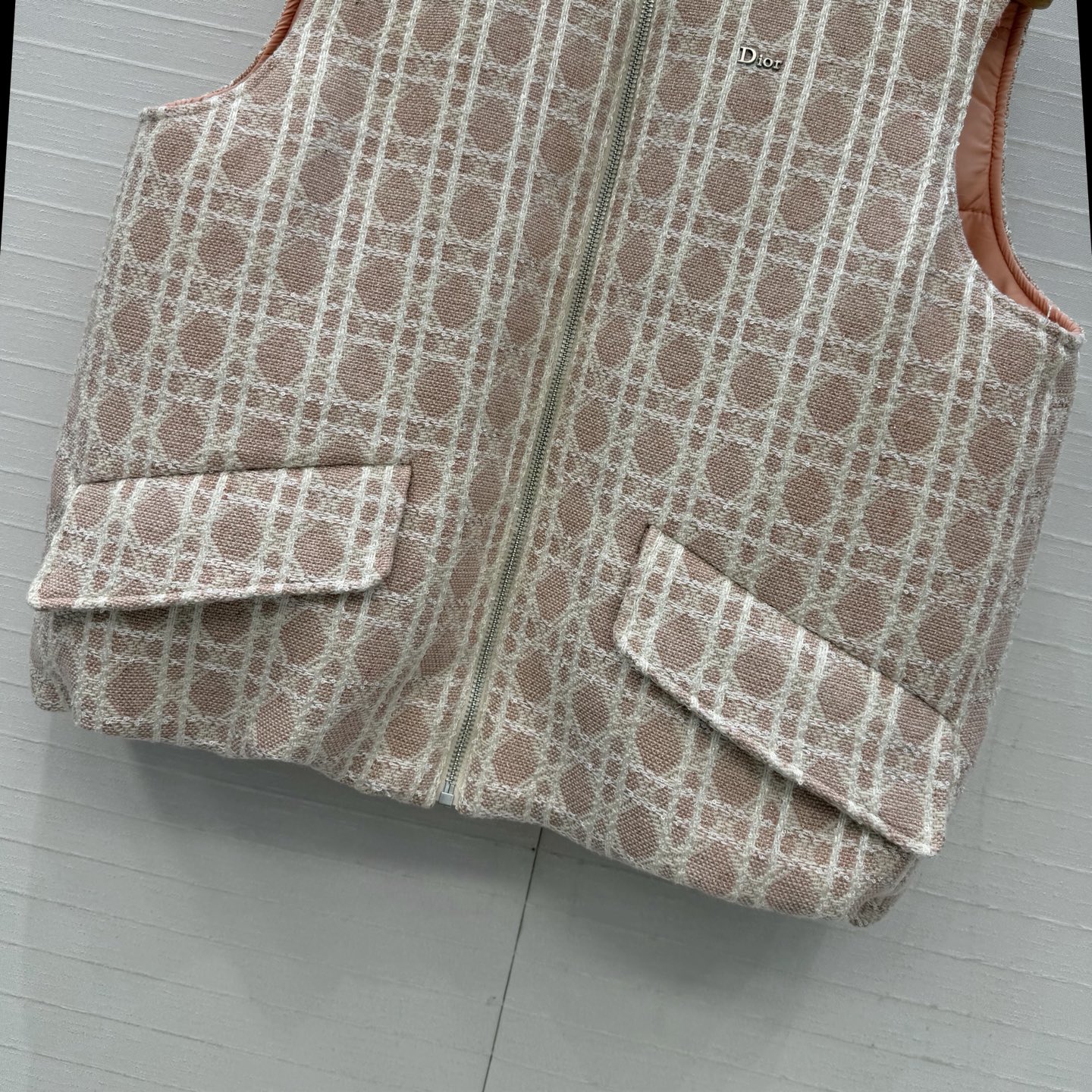 爆单推荐❤️原单品质！Miss D 新品Alps 限定滑雪系列戴妃藤格纹圆领棉服夹克外套，白富美必入单品，定制珠片混纱编