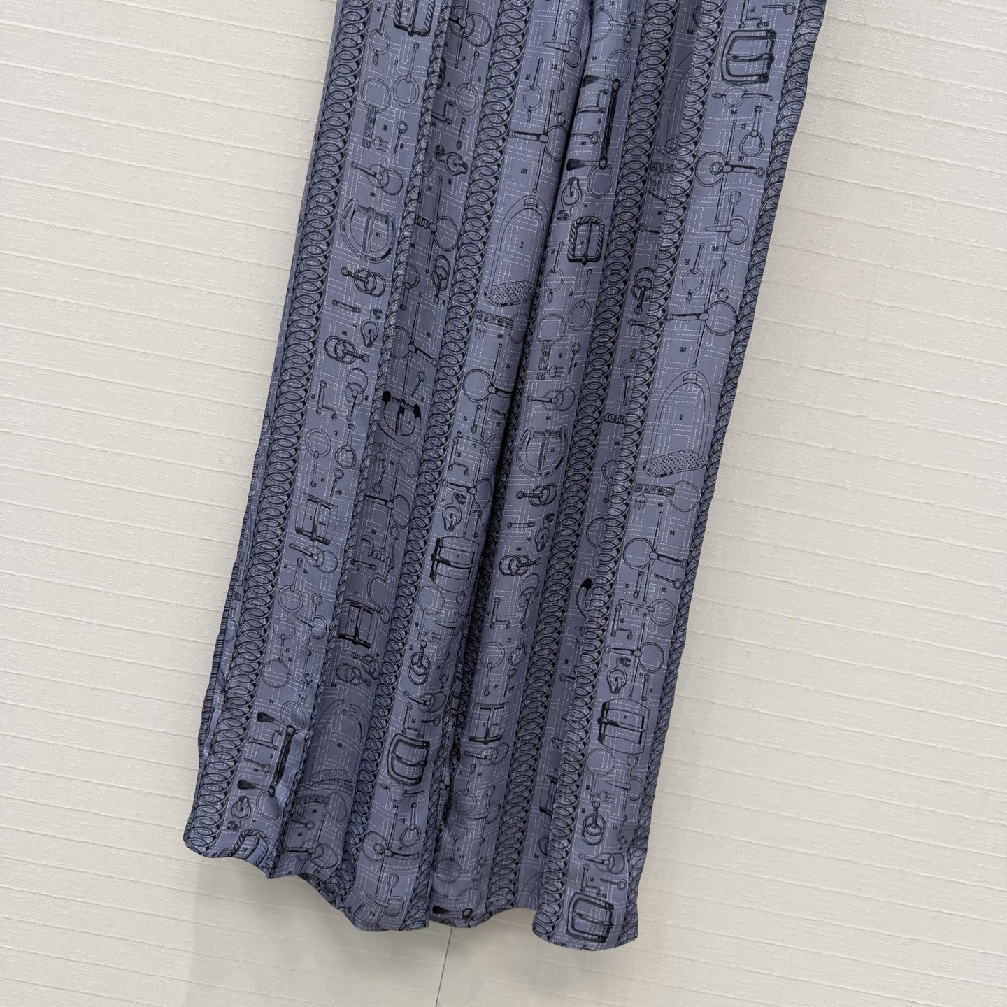 原单品质💕 H系26早春新品💕皮具链环图案印花真丝阔腿直筒裤！100%真丝斜纹绸质感超赞！气质牙签线压褶直筒裤型随性大方