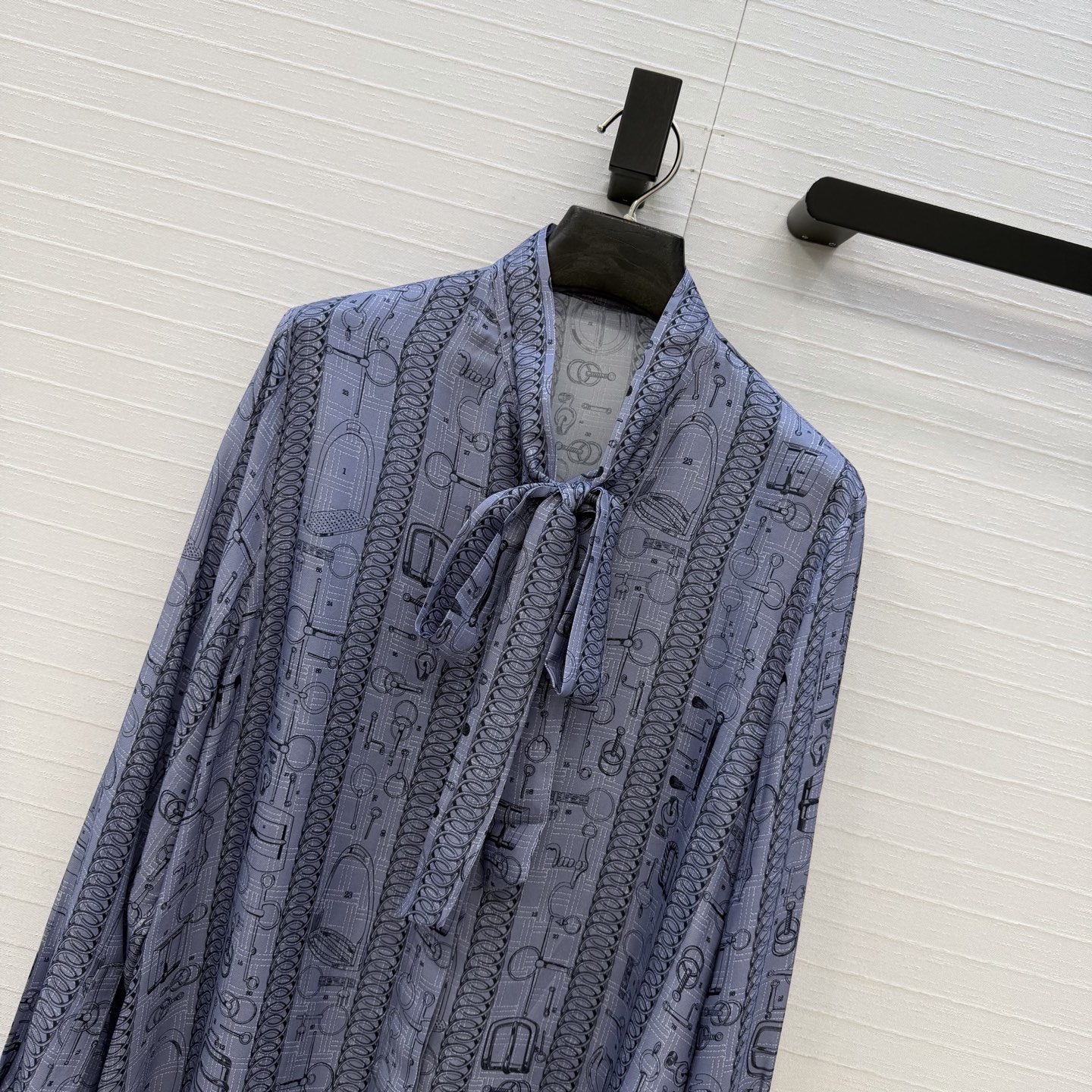 原单品质💕 H系26早春新品💕皮具链环图案印花真丝衬衫！100%真丝斜纹绸质感超赞！气质飘带蝴蝶结系领设计。经典版型不挑