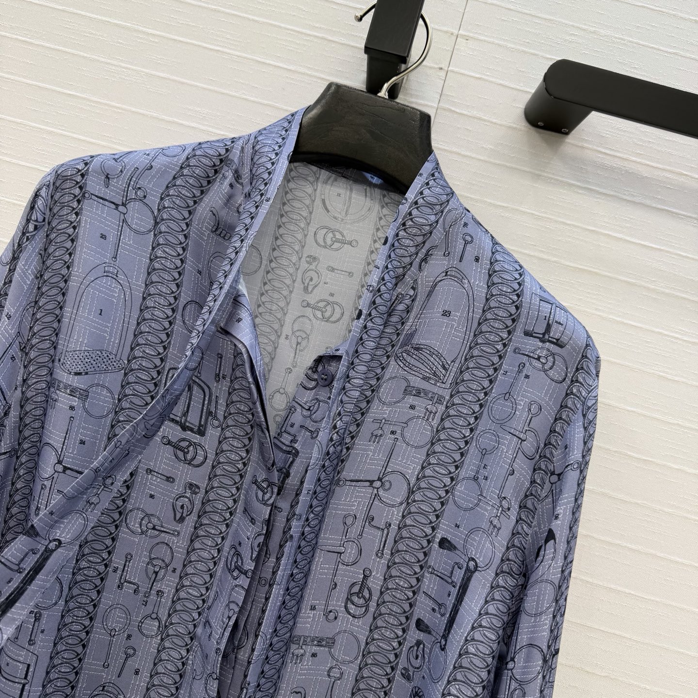 原单品质💕 H系26早春新品💕皮具链环图案印花真丝衬衫！100%真丝斜纹绸质感超赞！气质飘带蝴蝶结系领设计。经典版型不挑