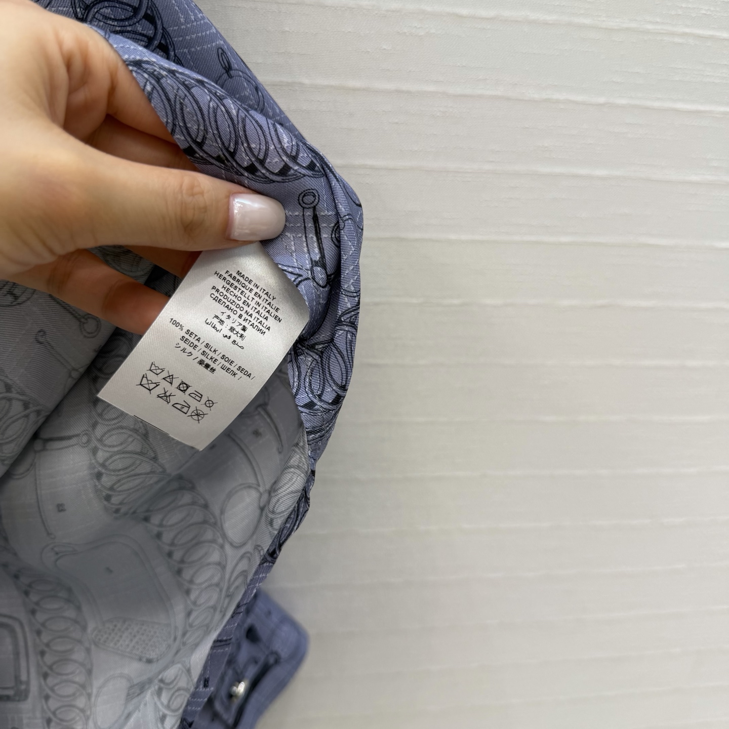 原单品质💕 H系26早春新品💕皮具链环图案印花真丝衬衫！100%真丝斜纹绸质感超赞！气质飘带蝴蝶结系领设计。经典版型不挑