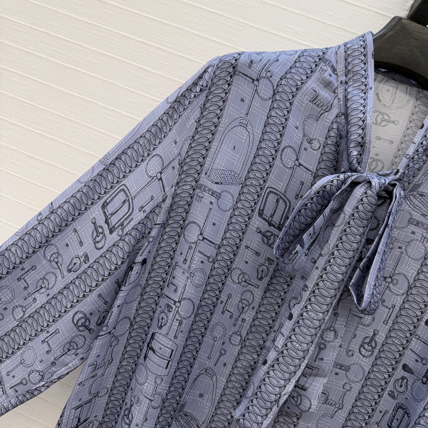 原单品质💕 H系26早春新品💕皮具链环图案印花真丝衬衫！100%真丝斜纹绸质感超赞！气质飘带蝴蝶结系领设计。经典版型不挑